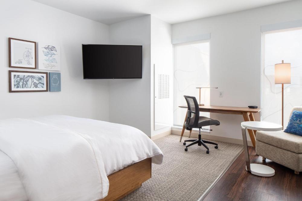 Guest Room, 1 King interior